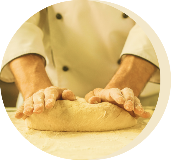 パンをこねている画像